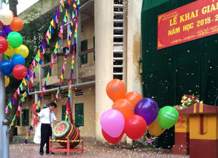 Ông Phan Huy Chính, Hiệu trưởng Trường THPT Hoài Đức A đánh trống khai giảng năm học 2015 - 2016. Ảnh hoaiduc.hanoi.gov.vn Ông Phan Huy Chính, Hiệu trưởng Trường THPT Hoài Đức A đánh trống khai giảng năm học 2015 - 2016. Ảnh hoaiduc.hanoi.gov.vn