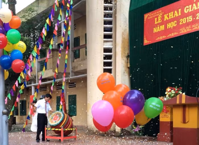 Ông Phan Huy Chính, Hiệu trưởng Trường THPT Hoài Đức A đánh trống khai giảng năm học 2015 - 2016. Ảnh hoaiduc.hanoi.gov.vn