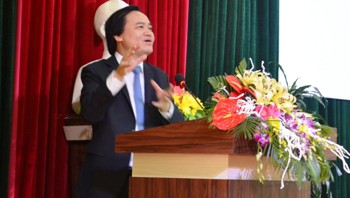 Bộ trưởng Phùng Xuân Nha khẳng định việc bỏ điểm sàn sẽ không để xảy ra tình trạng "đẽo cày giữa đường". Ảnh: An Nguyên