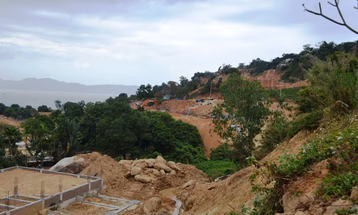 Rừng ở Bán đảo Sơn Trà bị phá để xây dựng các biệt thự nghỉ dưỡng, phục vụ du lịch. Ảnh: TT