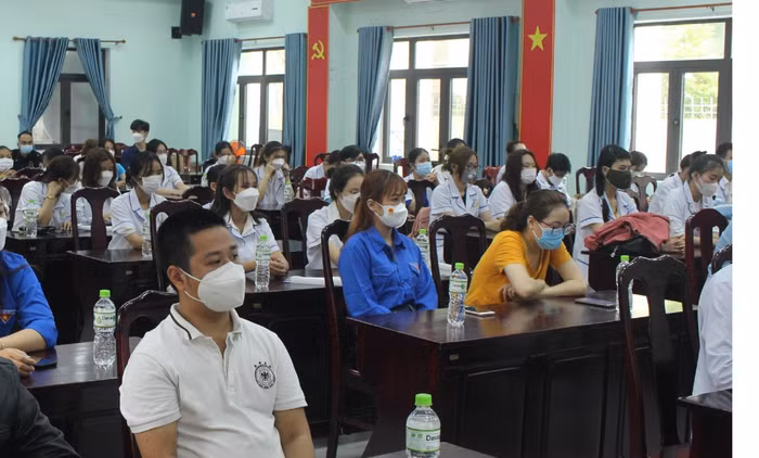 Hơn 50 sinh viên Y khoa được "chi viện" về các trạm y tế lưu động. Ảnh: HA