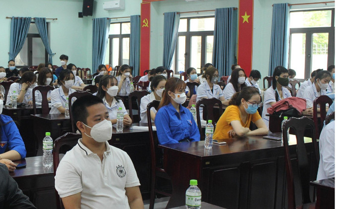 Hơn 50 sinh viên Y khoa được "chi viện" về các trạm y tế lưu động. Ảnh: HA Hơn 50 sinh viên Y khoa được "chi viện" về các trạm y tế lưu động. Ảnh: HA