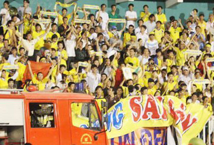 Hội CĐV SLNA bị cấm đến sân Thống Nhất hết mùa giải. Hội CĐV SLNA bị cấm đến sân Thống Nhất hết mùa giải.