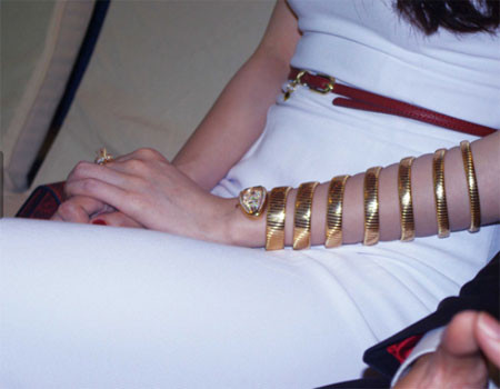 Chiếc đồng hồ hình rắn quấn 7 vòng quanh tay, mặt đồng hồ đính toàn kim cương lấp lánh, Thủy Tiên chia sẻ có giá trị 4 tỷ.