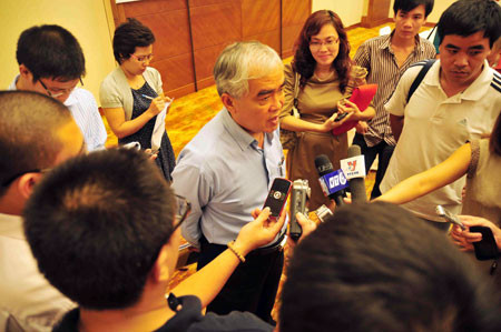 Ông Lê Hùng Dũng trả lời báo chí - Ảnh: SN