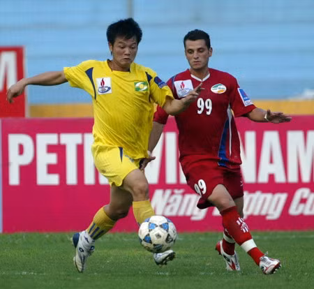 Tiền đạo Văn Quyến (vàng) chưa lấy lại đẳng cấp thuở nào