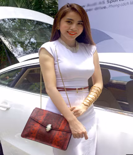 Chiếc đồng hồ bạc tỷ đi cùng với chiếc túi hàng hiệu đắt tiền càng làm tôn vẻ đẹp của cô ca sĩ có thân hình nóng bỏng.