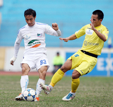 Quốc Vượng (trái) trong màu áo Thanh Hóa.