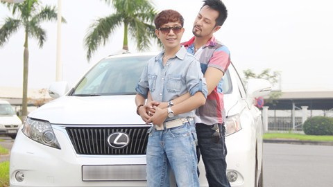 Long Nhật và người bạn trai thường xuyên xuất hiện bên cạnh anh gần đây. Long Nhật và người bạn trai thường xuyên xuất hiện bên cạnh anh gần đây.