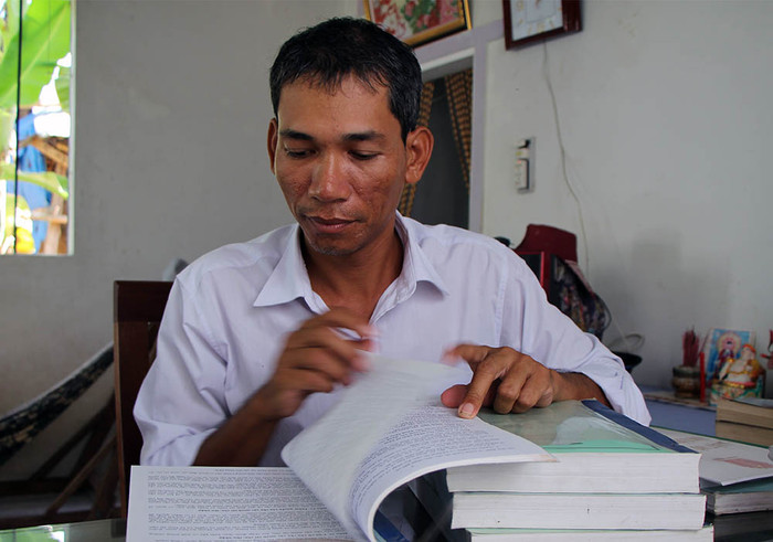 Anh Kim Thái đỗ đầu khi thi 5 môn đạt 213 điểm và được cộng thêm 20 điểm ưu tiên dành cho ứng viên dân tộc Khmer (ảnh báo Vietnamnet). Anh Kim Thái đỗ đầu khi thi 5 môn đạt 213 điểm và được cộng thêm 20 điểm ưu tiên dành cho ứng viên dân tộc Khmer (ảnh báo Vietnamnet).