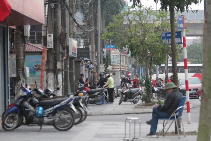 Lát đá vỉa hè nhưng dây viễn thông vẫn còn chằng chị ở đường Tô Hiệu - quận Hà Đông (ảnh Trinh Phúc).