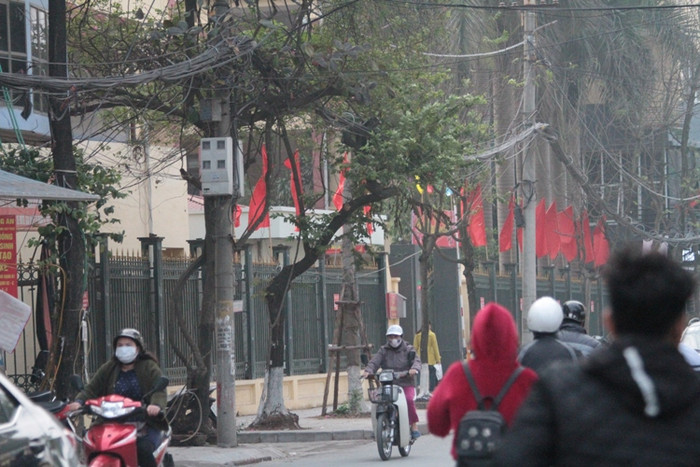 Cảnh dây điện, dây viễn thông như mạng nhện trên đường Ngô Thì Nhậm, quận Hà Đông (ảnh Trinh Phúc).