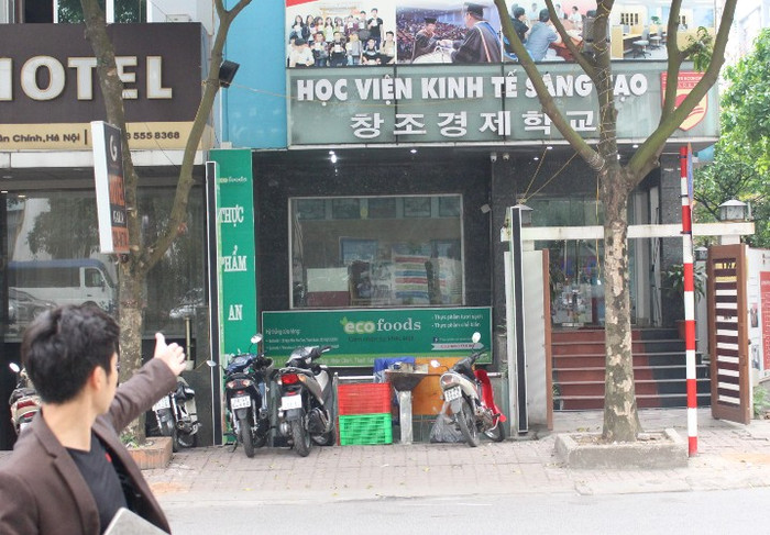 Mặc dù trước đây đã có yêu cầu gỡ bỏ biển hiệu học viện tuy nhiên hiện biển hiệu này vẫn được sử dụng (ảnh Bạch Đằng chụp sáng 26/3). Mặc dù trước đây đã có yêu cầu gỡ bỏ biển hiệu học viện tuy nhiên hiện biển hiệu này vẫn được sử dụng (ảnh Bạch Đằng chụp sáng 26/3).