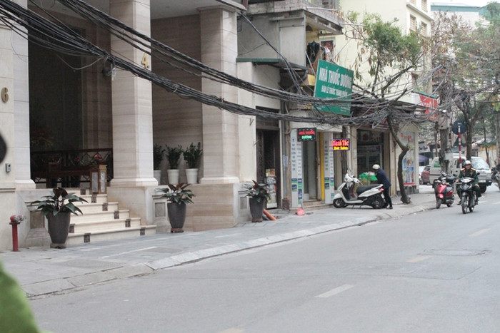 Trên phố Nguyễn Trường Tộ - quận Ba Đình, dây cáp vẫn chằng chịt khi vỉa hè đã lát đá (ảnh Trinh Phúc).