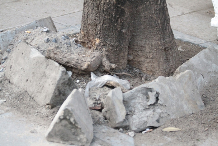 Công trình thi công xong, vật liệu vất ngổn ngang trên đường Ngô Thì Nhậm, Hà Đông (ảnh Trinh Phúc)