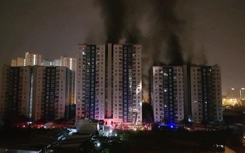 Thủ tướng chỉ đạo: "Bộ Công an, Ủy ban nhân dân Thành phố Hồ Chí Minh chỉ đạo các lực lượng chức năng điều tra làm rõ nguyên nhân vụ cháy, xử lý nghiêm vi phạm theo đúng quy định của pháp luật" - (ảnh nguồn VOV). Thủ tướng chỉ đạo: "Bộ Công an, Ủy ban nhân dân Thành phố Hồ Chí Minh chỉ đạo các lực lượng chức năng điều tra làm rõ nguyên nhân vụ cháy, xử lý nghiêm vi phạm theo đúng quy định của pháp luật" - (ảnh nguồn VOV).