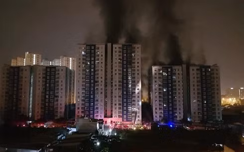 Thủ tướng chỉ đạo: "Bộ Công an, Ủy ban nhân dân Thành phố Hồ Chí Minh chỉ đạo các lực lượng chức năng điều tra làm rõ nguyên nhân vụ cháy, xử lý nghiêm vi phạm theo đúng quy định của pháp luật" - (ảnh nguồn VOV).