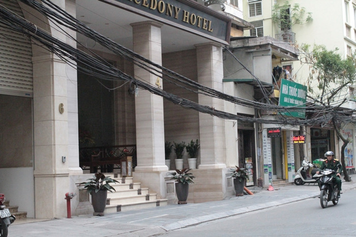 Hệ thống dây cáp viễn thông chằng chịt nằm trên phố Nguyễn Trường Tộ quận Ba Đình, Hà Nội (ảnh Trinh Phúc). Hệ thống dây cáp viễn thông chằng chịt nằm trên phố Nguyễn Trường Tộ quận Ba Đình, Hà Nội (ảnh Trinh Phúc).