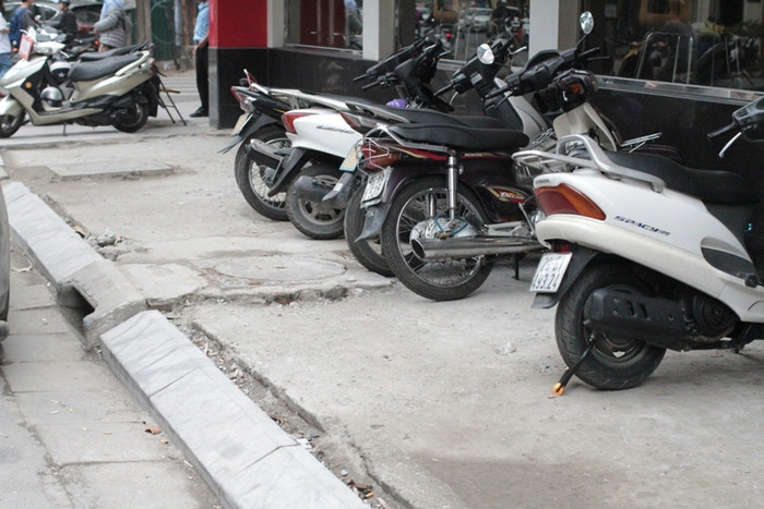 Đường phố nhiều nơi vẫn lát chưa xong (ảnh chụp trên phố Nguyễn Trường Tộ - Ba Đình, Hà Nội - ảnh Trinh Phúc). Đường phố nhiều nơi vẫn lát chưa xong (ảnh chụp trên phố Nguyễn Trường Tộ - Ba Đình, Hà Nội - ảnh Trinh Phúc).