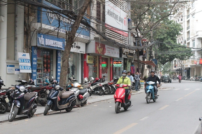 Dây cáp viễn thông chằng chịt trên phố Nguyễn Trường Tộ - ảnh Trinh Phúc. Dây cáp viễn thông chằng chịt trên phố Nguyễn Trường Tộ - ảnh Trinh Phúc.