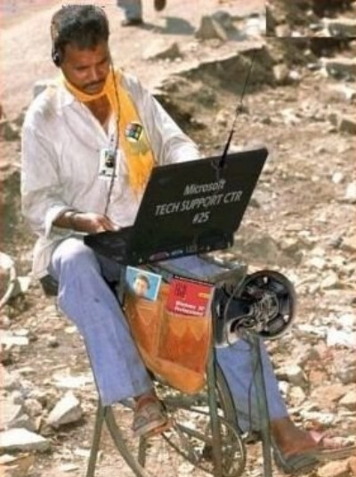 Chân liên tục đạp pê-đan để sinh nguồn điện cho laptop hoạt động. Máy tính quả là có sức hút ghê gớm quá ! Chân liên tục đạp pê-đan để sinh nguồn điện cho laptop hoạt động. Máy tính quả là có sức hút ghê gớm quá !