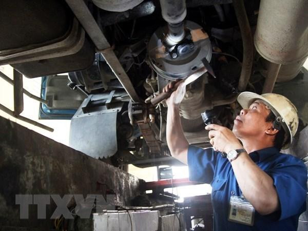 Cục Đăng kiểm yêu cầu các Trung tâm đăng kiểm cần đảm bảo chất lượng an toàn kỹ thuật và bảo vệ môi trường phương tiện giao thông vận tải và phòng chống nhũng nhiễu, tiêu cực trong công tác kiểm định phương tiện giao thông vận tải. Ảnh: TTXVN Cục Đăng kiểm yêu cầu các Trung tâm đăng kiểm cần đảm bảo chất lượng an toàn kỹ thuật và bảo vệ môi trường phương tiện giao thông vận tải và phòng chống nhũng nhiễu, tiêu cực trong công tác kiểm định phương tiện giao thông vận tải. Ảnh: TTXVN