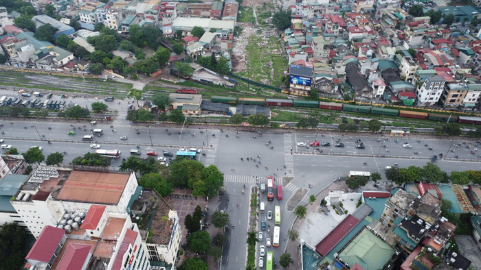Ngoài xây hầm và đường dẫn khoảng 600m, thành phố Hà Nội cũng sẽ cho xây dựng các trụ nổi chờ cho tuyến đường sắt đô thị số 4 dự kiến đi trên cao, xây dựng đường hai bên hầm. Ảnh: T.D Ngoài xây hầm và đường dẫn khoảng 600m, thành phố Hà Nội cũng sẽ cho xây dựng các trụ nổi chờ cho tuyến đường sắt đô thị số 4 dự kiến đi trên cao, xây dựng đường hai bên hầm. Ảnh: T.D