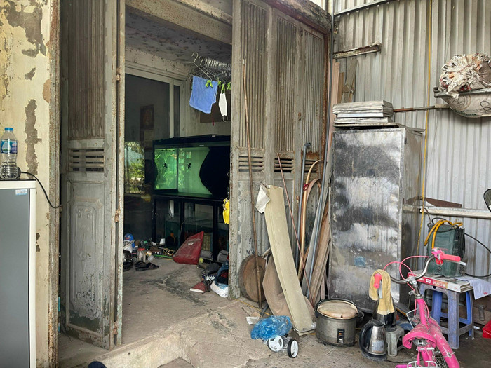 Những hộ dân ở đây cho biết, họ ở trong chính căn nhà trước đây được Nhà máy cơ khí xây dựng số 5 (nay là Công ty cổ phần cơ khí xây dựng số 5) phân cho nhưng hiện tại không thể xây mới hoặc cơi nới. Ảnh: Trung Dũng Những hộ dân ở đây cho biết, họ ở trong chính căn nhà trước đây được Nhà máy cơ khí xây dựng số 5 (nay là Công ty cổ phần cơ khí xây dựng số 5) phân cho nhưng hiện tại không thể xây mới hoặc cơi nới. Ảnh: Trung Dũng