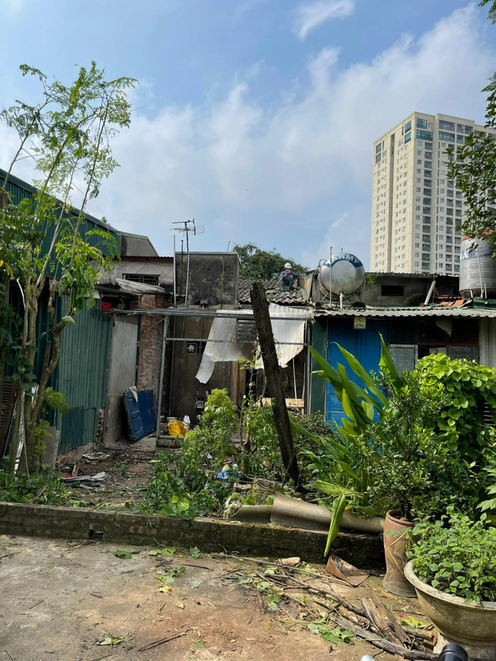 Việc trèo lên mái nhà để sửa lại các vị trí hư hỏng, dột nát của mái tôn là cảnh tượng thường thấy ở trong Khu đất vướng vào quy hoạch dự án. Ảnh: Trung Dũng Việc trèo lên mái nhà để sửa lại các vị trí hư hỏng, dột nát của mái tôn là cảnh tượng thường thấy ở trong Khu đất vướng vào quy hoạch dự án. Ảnh: Trung Dũng