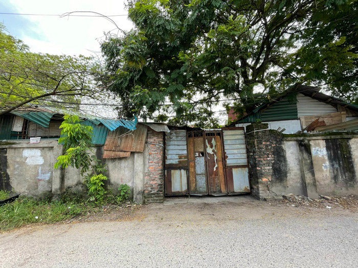 Khác với kỳ vọng của thành phố Hà Nội là xây dựng Cụm trường Trung học chuyên nghiệp và dạy nghề Tây Mỗ có môi trường cảnh quan của “Công viên các Trường Trung học chuyên nghiệp dạy nghề” thì nay khu vực này đã thay bằng khu ổ chuột nhếch nhác. Ảnh: Trung Dũng Khác với kỳ vọng của thành phố Hà Nội là xây dựng Cụm trường Trung học chuyên nghiệp và dạy nghề Tây Mỗ có môi trường cảnh quan của “Công viên các Trường Trung học chuyên nghiệp dạy nghề” thì nay khu vực này đã thay bằng khu ổ chuột nhếch nhác. Ảnh: Trung Dũng