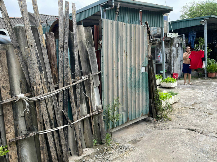 Những vách nhà tạm bợ. Ảnh: Trung Dũng Những vách nhà tạm bợ. Ảnh: Trung Dũng