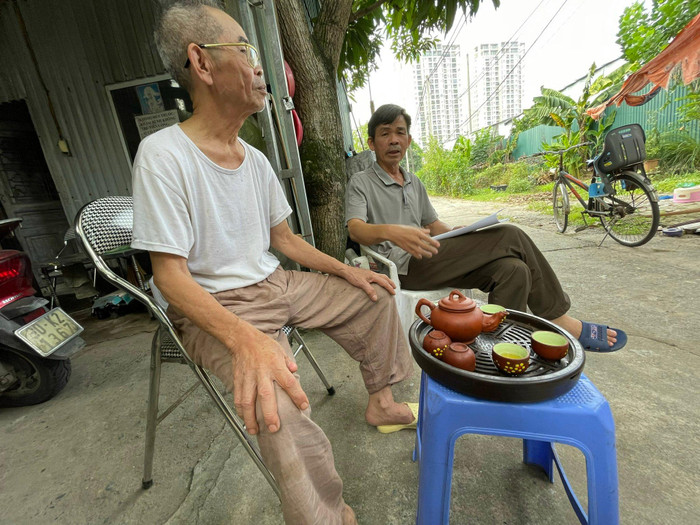 Ông Khối (bên phải) và ông Năm chia sẻ về thực trạng tại Khu dân cư cơ khí số 5 với phóng viên. Ảnh: Trung Dũng Ông Khối (bên phải) và ông Năm chia sẻ về thực trạng tại Khu dân cư cơ khí số 5 với phóng viên. Ảnh: Trung Dũng