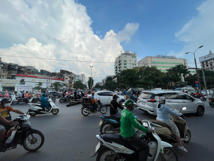 Hình ảnh thường thấy tại nút giao Kim Đồng - Giải Phóng mỗi khi các phương tiện dừng chờ đèn đỏ. Ảnh: Trung Dũng Hình ảnh thường thấy tại nút giao Kim Đồng - Giải Phóng mỗi khi các phương tiện dừng chờ đèn đỏ. Ảnh: Trung Dũng