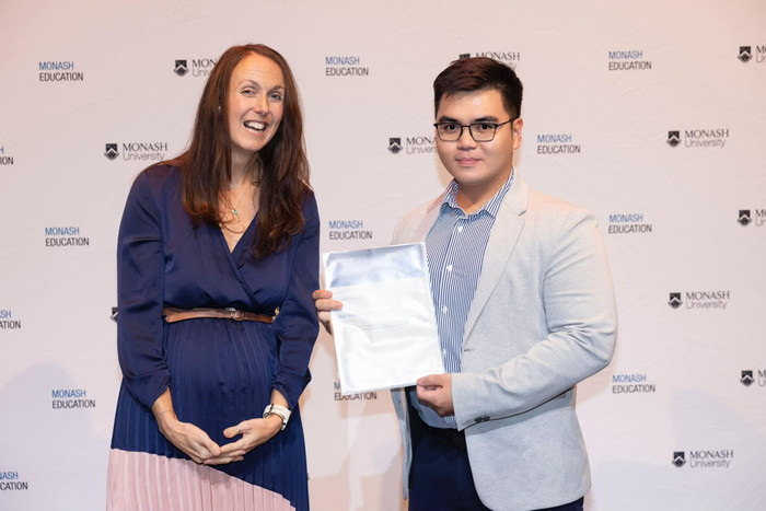 Huỳnh Huy Hoàng (bên phải) trong buổi nhận bằng thủ khoa tốt nghiệp thạc sĩ của mình (Ảnh: NVCC).