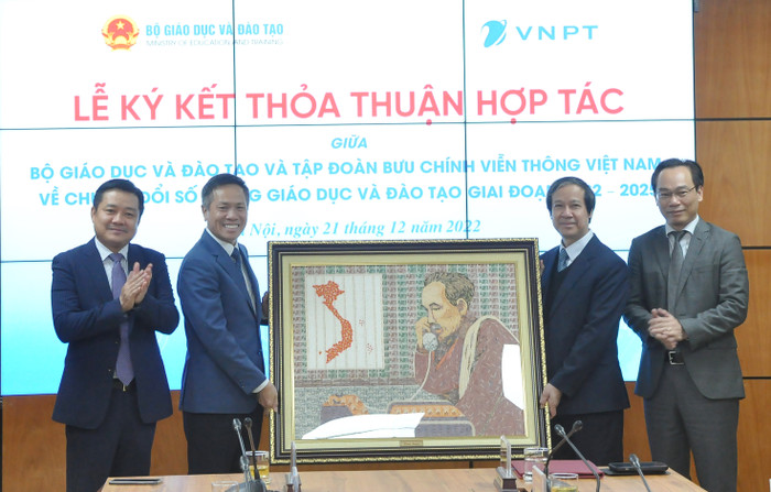 Bộ Giáo dục và Đào tạo trao quà lưu niệm tới Tập đoàn VNPT Bộ Giáo dục và Đào tạo trao quà lưu niệm tới Tập đoàn VNPT