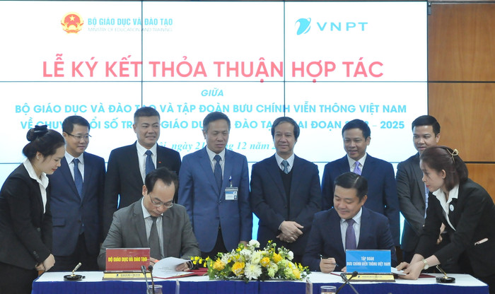Thứ trưởng Bộ Giáo dục và Đào tạo Hoàng Minh Sơn và Tổng Giám đốc VNPT Huỳnh Quang Liêm ký kết thỏa thuận hợp tác Thứ trưởng Bộ Giáo dục và Đào tạo Hoàng Minh Sơn và Tổng Giám đốc VNPT Huỳnh Quang Liêm ký kết thỏa thuận hợp tác