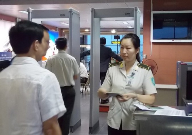 Bên cạnh việc tăng cường kiểm tra an ninh sân bay, để đảm bảo chuyến bay an toàn cơ quan quản lý cần nâng mức xử phạt với vi phạm liên quan đến an toàn an ninh hàng không (ảnh kiểm tra an ninh tại sân bay) Bên cạnh việc tăng cường kiểm tra an ninh sân bay, để đảm bảo chuyến bay an toàn cơ quan quản lý cần nâng mức xử phạt với vi phạm liên quan đến an toàn an ninh hàng không (ảnh kiểm tra an ninh tại sân bay)