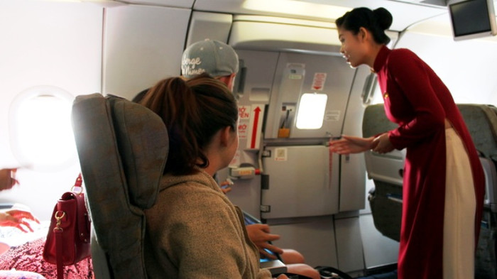 Dù được tiếp viên hướng dẫn nhắc nhở nhưng hành khách vẫn tự ý mở cửa thoát hiểm gây mất an toàn an ninh hàng không (ảnh minh họa) Dù được tiếp viên hướng dẫn nhắc nhở nhưng hành khách vẫn tự ý mở cửa thoát hiểm gây mất an toàn an ninh hàng không (ảnh minh họa)