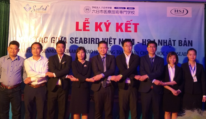 Ông Nguyễn Minh Phong – Giám đốc Trung tâm tư vấn du học Sea Bird và bà Kosuge Fuon – Giám đốc công ty cổ phần HSJ (Human Support Japan) là người đứng thứ 5 và thứ 6 từ bên phải sang. (ảnh: Trinh Phúc). Ông Nguyễn Minh Phong – Giám đốc Trung tâm tư vấn du học Sea Bird và bà Kosuge Fuon – Giám đốc công ty cổ phần HSJ (Human Support Japan) là người đứng thứ 5 và thứ 6 từ bên phải sang. (ảnh: Trinh Phúc).