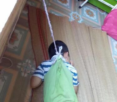 Hình ảnh cháu bé bị buộc dây (ảnh nguồn báo Tổ quốc). Hình ảnh cháu bé bị buộc dây (ảnh nguồn báo Tổ quốc).