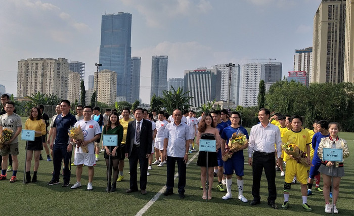 Ban tổ chức giải chụp ảnh cùng các đội bóng tham gia (ảnh Trinh Phúc). Ban tổ chức giải chụp ảnh cùng các đội bóng tham gia (ảnh Trinh Phúc).