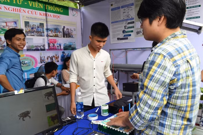Các sản phẩm nghiên cứu khoa học của sinh viên xuất phát từ thực tiễn và được áp dụng vào sản xuất. Ảnh: TT