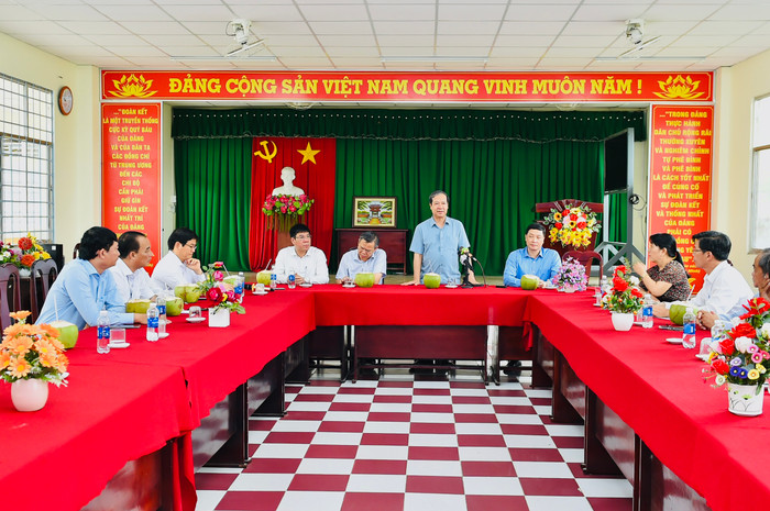 Bộ trưởng Bộ Giáo dục và Đào tạo Nguyễn Kim Sơn và đoàn công tác kiểm tra công tác chuẩn bị cho Kỳ thi tốt nghiệp trung học phổ thông năm 2024 làm việc với Trường Trung học phổ thông Tầm Vu (Hậu Giang). Bộ trưởng làm việc tại Điểm thi Trường THPT Tầm Vu.jpg