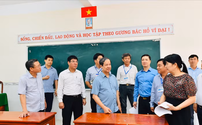 Bộ trưởng kiểm tra tại Điểm thi Trường THPT Vị Thanh 3.jpg