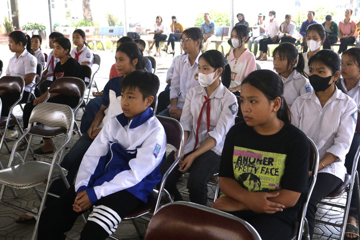 Các em học sinh có hoàn cảnh khó khăn chịu ảnh hưởng bởi cơn bão số 3 trên địa bàn huyện Hạ Hòa, tỉnh Phú Thọ được trao quà tại chương trình. các em học sinh 2.JPG