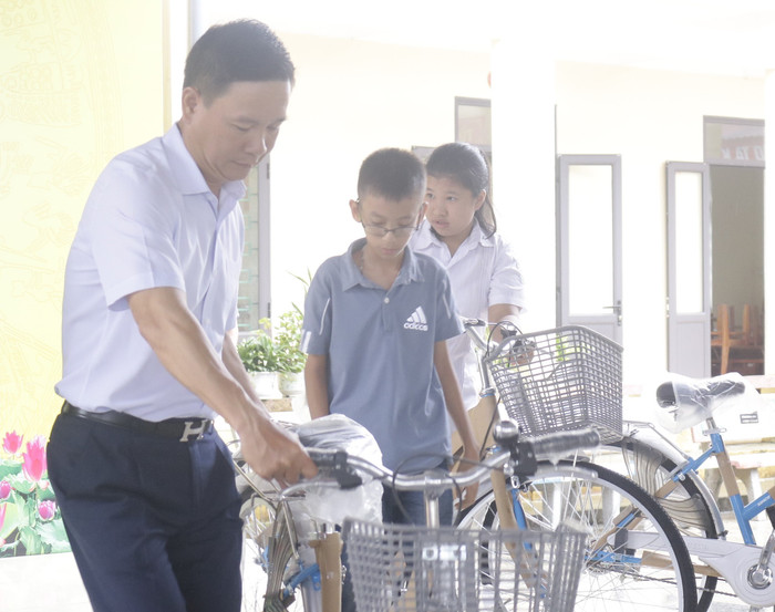 Những chiếc xe đạp được trao tận tay các em học sinh. tặng xđ2.3.JPG