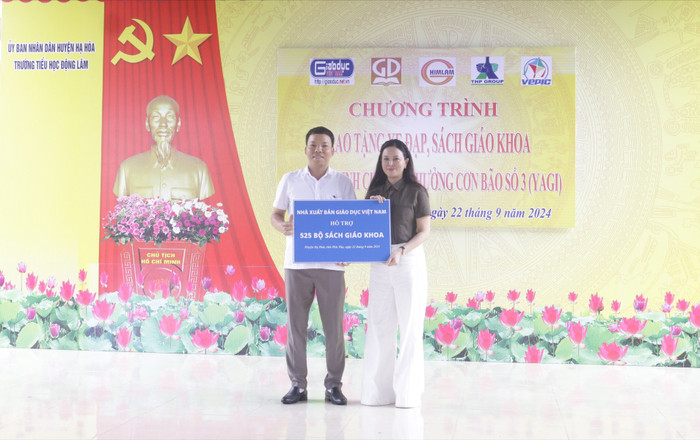 Bà Phùng Ngọc Hồng - Phó Tổng Giám đốc Nhà Xuất bản Giáo dục Việt Nam đã đại diện trao tặng 525 bộ sách cho các em học sinh huyện Hạ Hòa chịu ảnh hưởng cơn bão số 3. sgk nxbgdvn.JPG