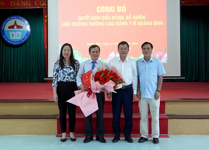 Ông Phan Phong Phú - Phó Chủ tịch Ủy ban nhân dân tỉnh Quảng Bình (đứng thứ 3 từ trái sang) đã trao Quyết định bổ nhiệm Hiệu trưởng Trường Cao đẳng Y tế Quảng Bình cho ông Lê Tiến Dũng (đứng thứ 2 từ trái sang). trao qd (1).jpg