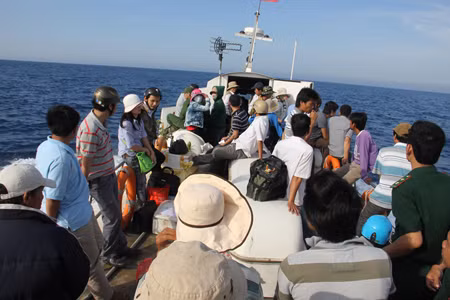 Tàu chở khách đi Lý Sơn