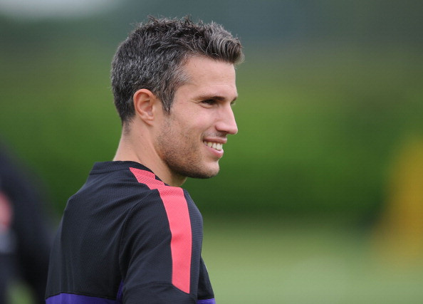 Theo tờ Daily Mail, chiến lược gia người Scotland, Van Persie đang rất tự tin có thể thuyết phục tiền đạo người Hà Lan gia nhập Man United trước sự cạnh tranh quyết liệt của cả Man City và Juventus. Theo tờ Daily Mail, chiến lược gia người Scotland, Van Persie đang rất tự tin có thể thuyết phục tiền đạo người Hà Lan gia nhập Man United trước sự cạnh tranh quyết liệt của cả Man City và Juventus.